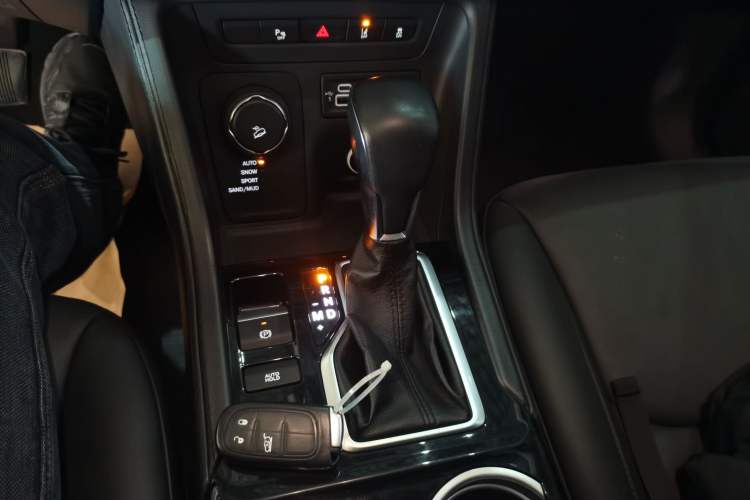 Used Jeep Grand Commander 2018 2.0T Four-wheel Drive Premium Edition China VI Gear Lever