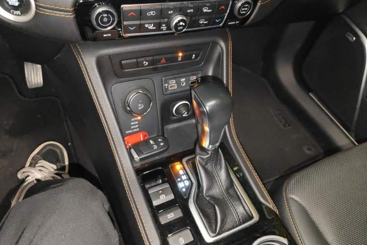 Used Jeep Grand Commander 2018 2.0T Four-Wheel Drive Smart Enjoyment Version China VI Gear Lever