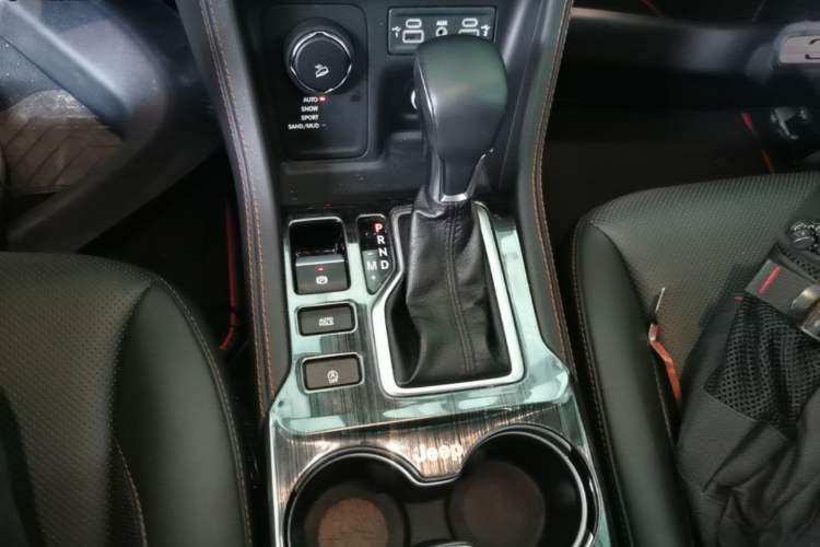 Used Jeep Grand Commander 2018 2.0T Four-Wheel Drive Smart Enjoyment Version China V Emission Standard Gear Lever
