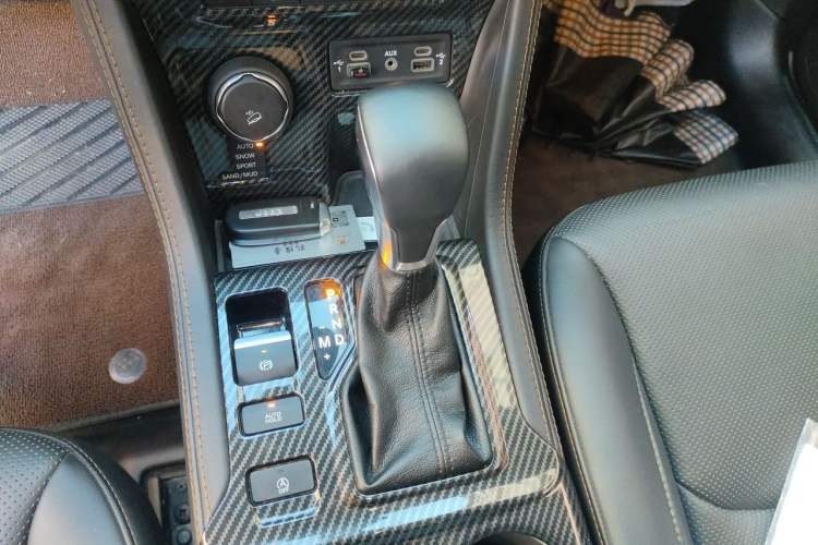 Used Jeep Grand Commander 2018 2.0T Four-Wheel Drive Smart Enjoyment Version China V Emission Standard Gear Lever