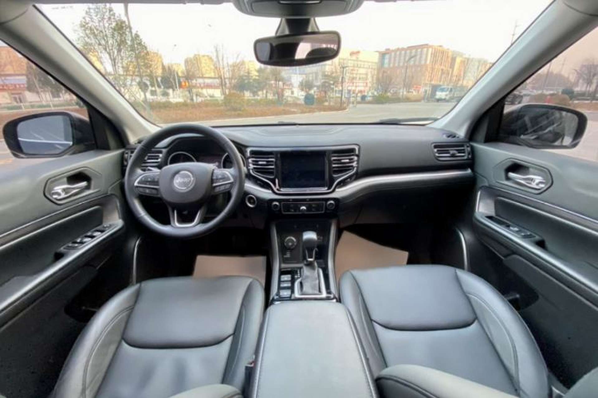 Used Jeep Grand Commander 2018 2.0T Four-Wheel Drive Enjoyment Edition China VI Interior 1