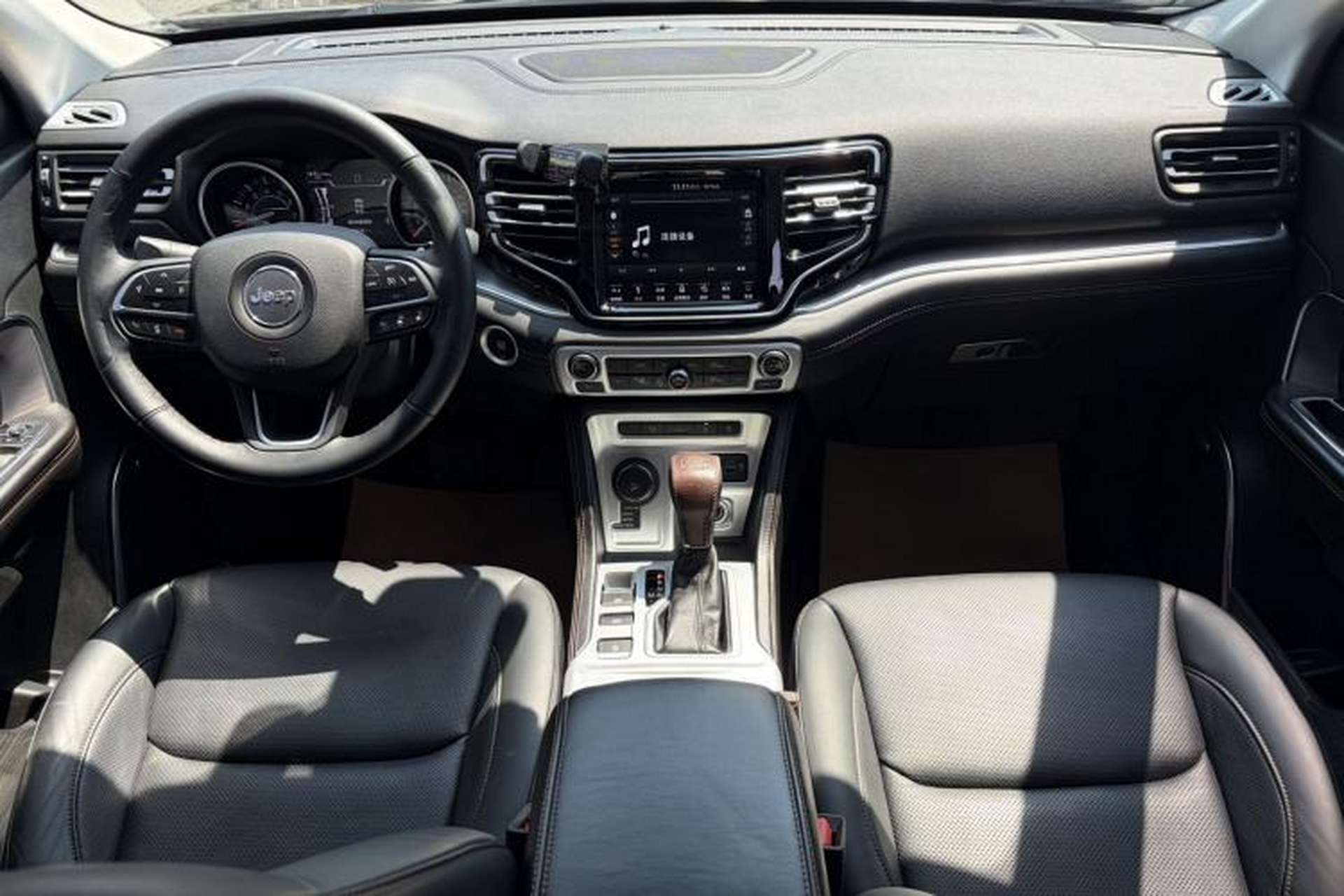Used Jeep Grand Commander 2018 2.0T Four-Wheel Drive Smart Enjoyment Version China V Emission Standard Interior 1