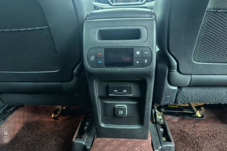 Used Jeep Grand Commander 2018 2.0T Four-Wheel Drive Enjoyment Version China V Interior 4