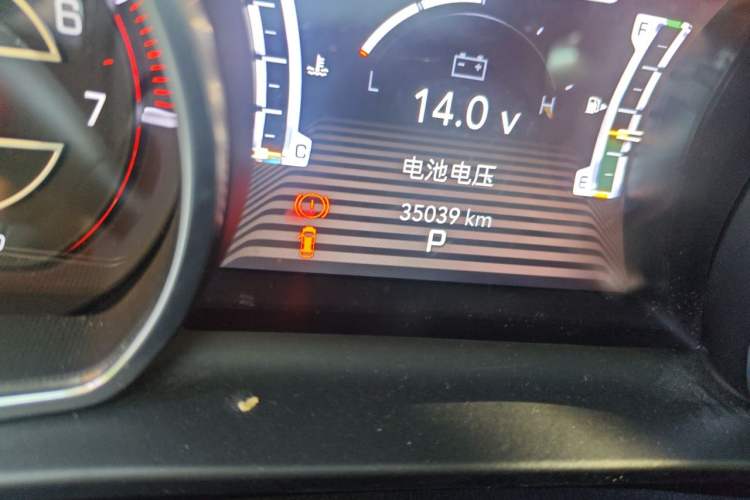 Used Jeep Grand Commander 2018 2.0T Four-Wheel Drive Smart Enjoyment Version China V Emission Standard Odometer Close Up