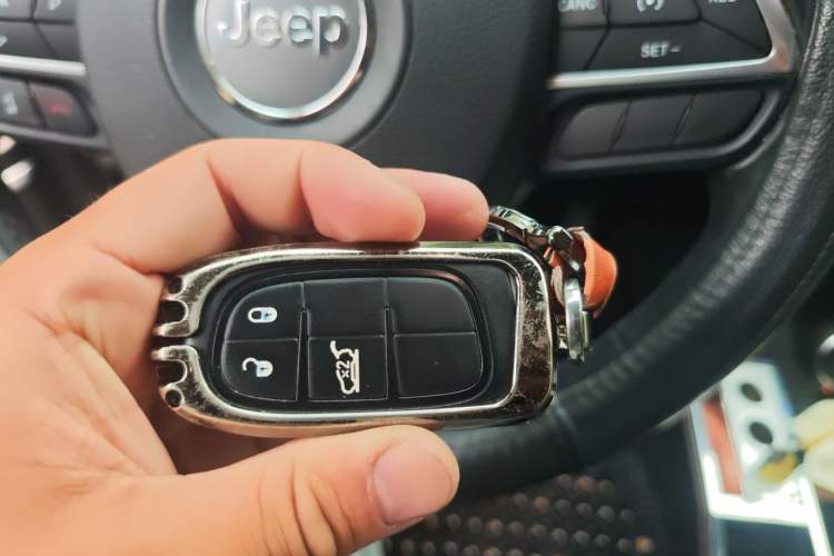 Used Jeep Grand Commander 2018 2.0T Four-Wheel Drive Enjoyment Edition China VI Vehicle Key