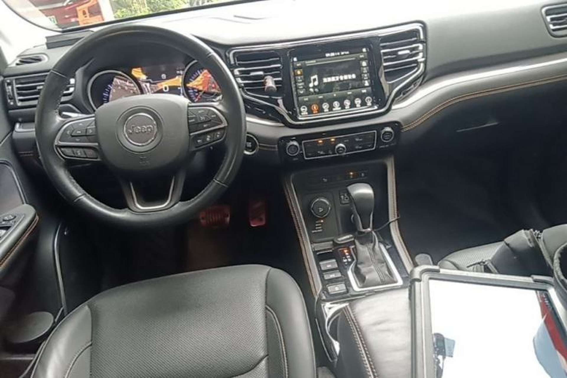 Used Jeep Grand Commander 2018 2.0T Four-Wheel Drive Smart Enjoyment Version China VI Center Console