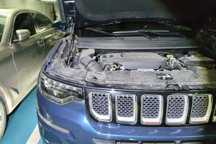 Used Jeep Grand Commander 2018 2.0T Four-Wheel Drive Smart Enjoyment Version China V Emission Standard Engine Bay Right