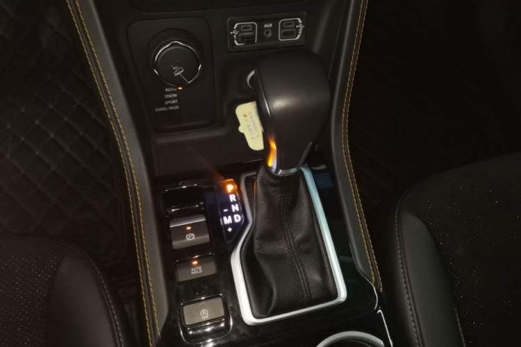 Used Jeep Grand Commander 2018 2.0T Four-Wheel Drive Luxury Edition China V Emission Standard Gear Lever