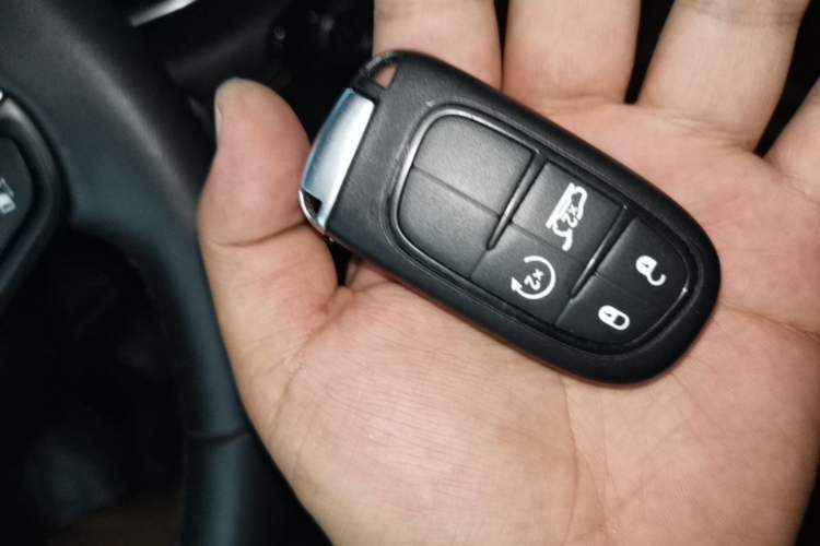Used Jeep Grand Commander 2018 2.0T Four-Wheel Drive Luxury Edition China V Emission Standard Vehicle Key