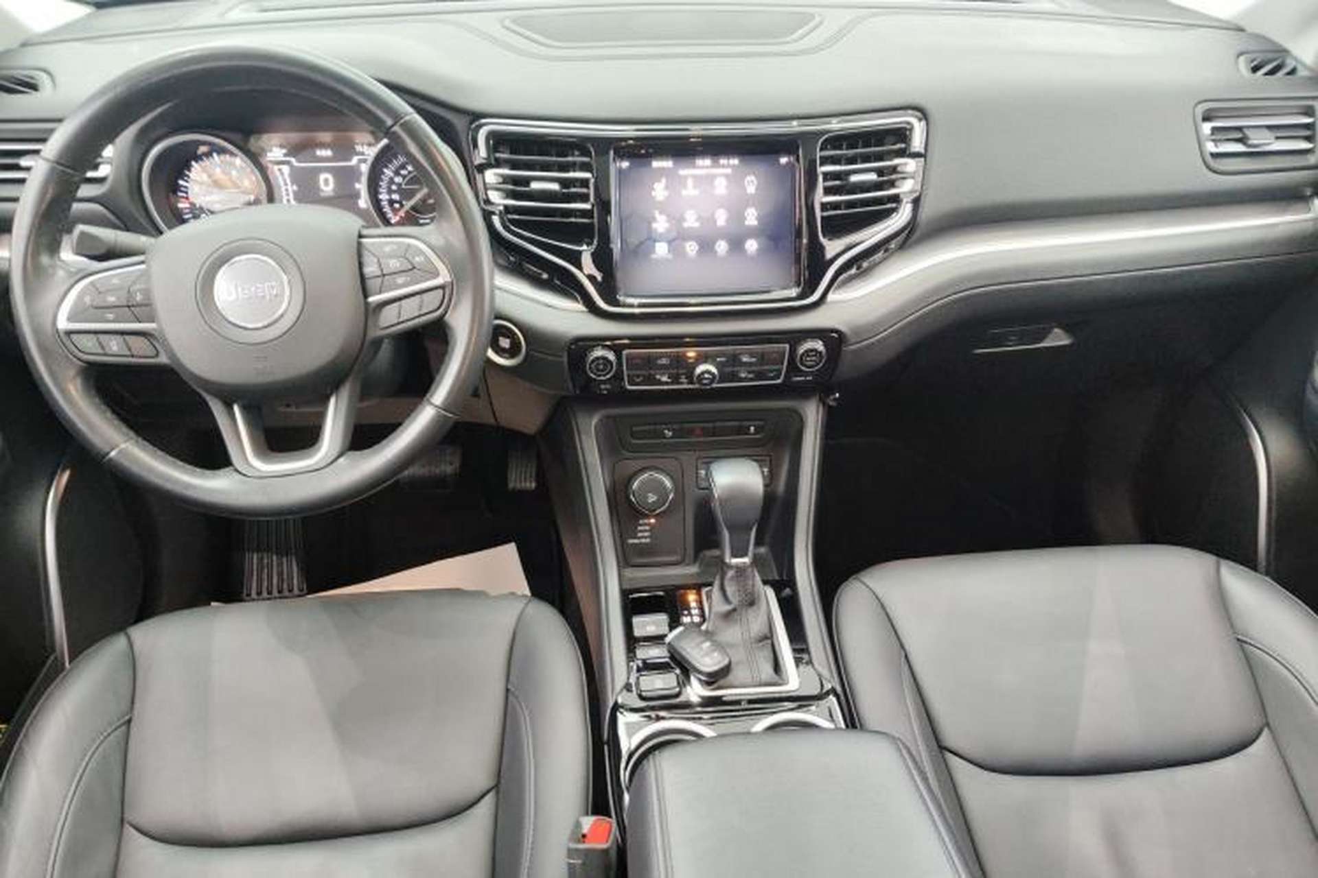 Used Jeep Grand Commander 2018 2.0T Four-Wheel Drive Enjoyment Edition China VI Center Console