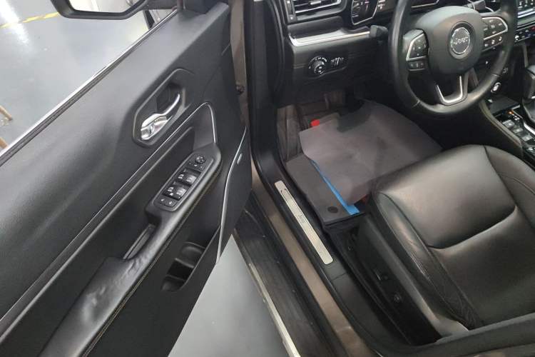 Used Jeep Grand Commander 2018 2.0T Four-Wheel Drive Smart Enjoyment Version China V Emission Standard Driver Seat