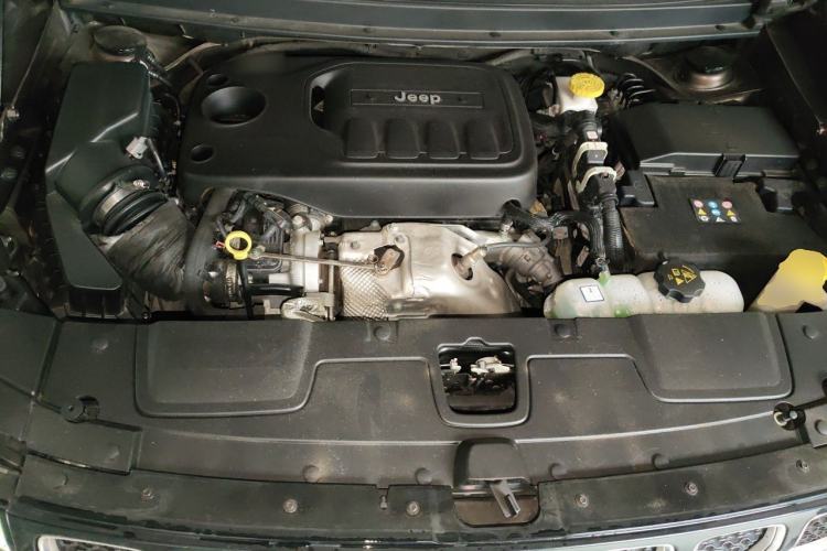 Used Jeep Grand Commander 2018 2.0T Four-Wheel Drive Smart Enjoyment Version China V Emission Standard Engine Bay