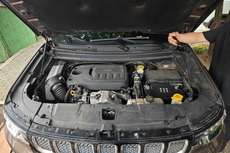 Used Jeep Grand Commander 2018 2.0T Four-Wheel Drive Smart Enjoyment Version China VI Engine Bay