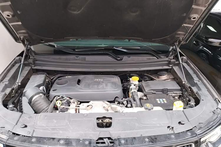 Used Jeep Grand Commander 2018 2.0T Four-Wheel Drive Premium Navigation Version China V Engine Bay