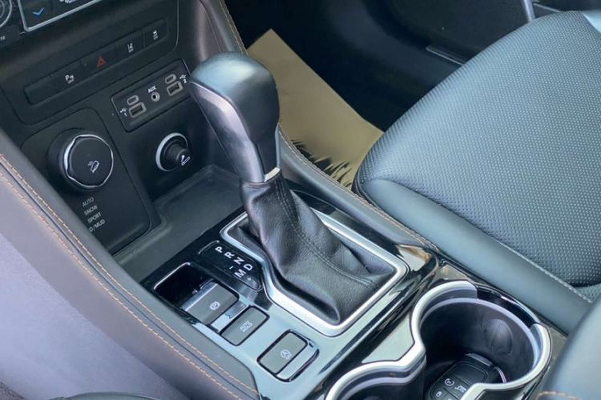 Used Jeep Grand Commander 2018 2.0T Four-Wheel Drive Smart Enjoyment Version China V Emission Standard Gear Lever