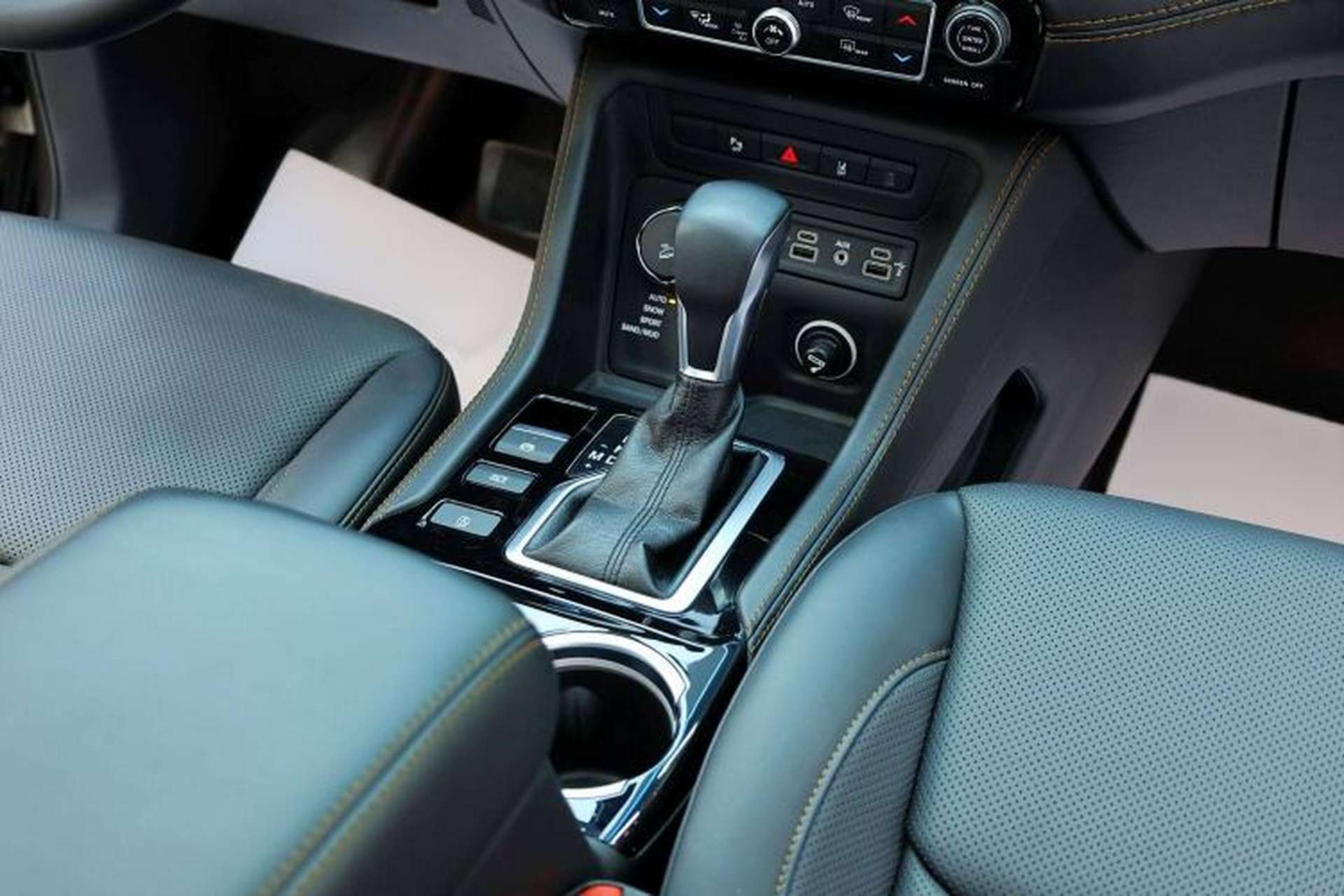 Used Jeep Grand Commander 2018 2.0T Four-Wheel Drive Smart Enjoyment Version China V Emission Standard Gear Lever