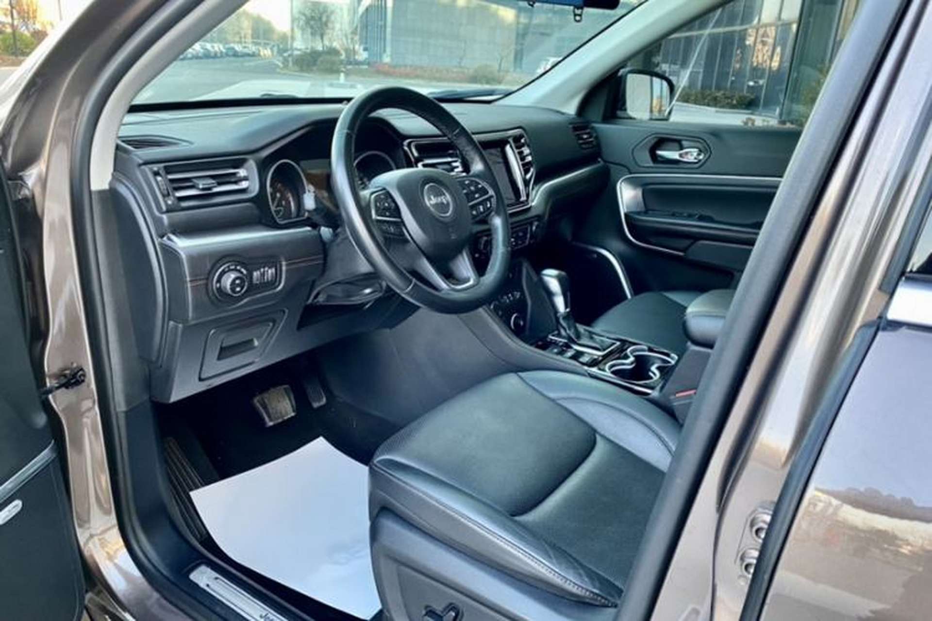 Used Jeep Grand Commander 2018 2.0T Four-Wheel Drive Smart Enjoyment Version China V Emission Standard Interior 2