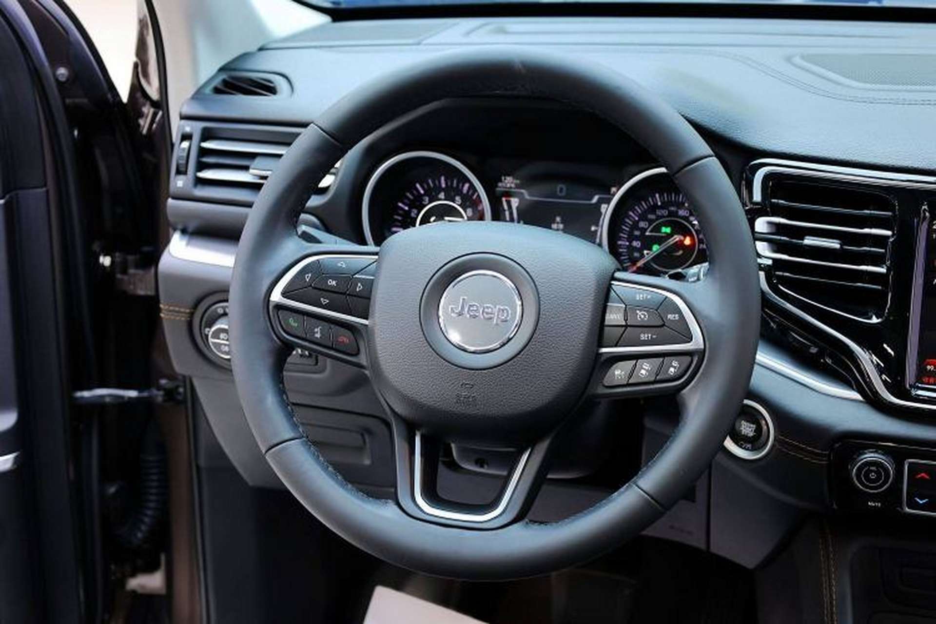 Used Jeep Grand Commander 2018 2.0T Four-Wheel Drive Smart Enjoyment Version China V Emission Standard Steering Wheel