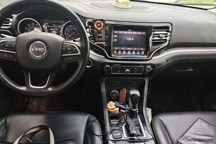 Used Jeep Grand Commander 2018 2.0T Four-Wheel Drive Enjoyment Edition China VI Center Console
