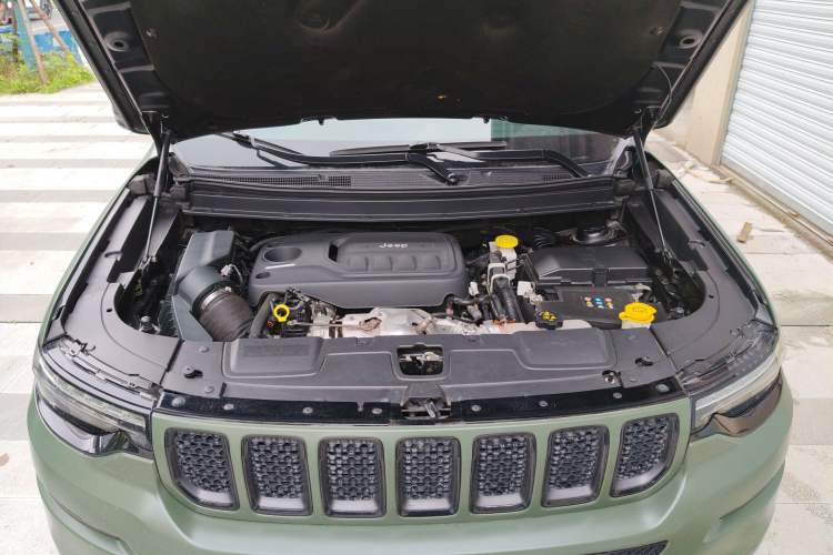 Used Jeep Grand Commander 2018 2.0T Four-Wheel Drive Enjoyment Edition China VI Engine Bay