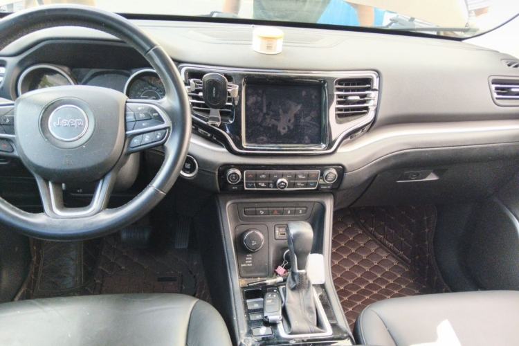 Used Jeep Grand Commander 2018 2.0T Four-Wheel Drive Premium Navigation Edition China VI Center Console
