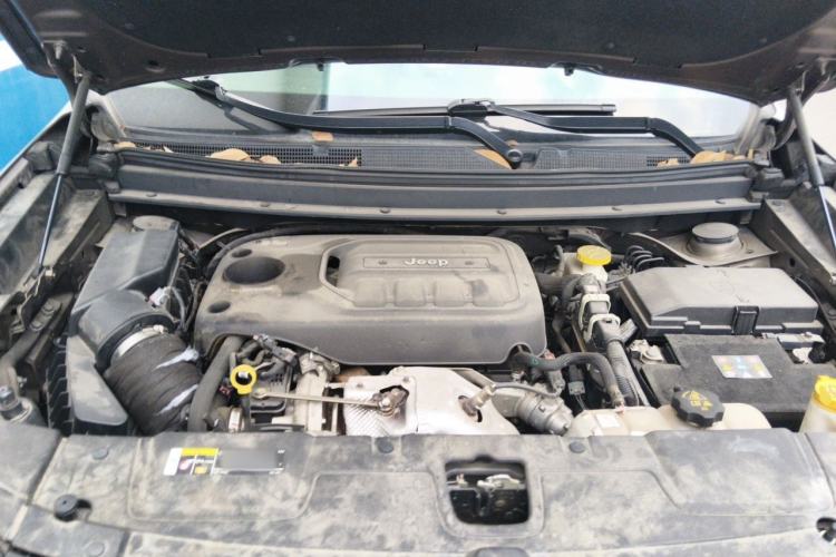 Used Jeep Grand Commander 2018 2.0T Four-Wheel Drive Premium Navigation Edition China VI Engine Bay