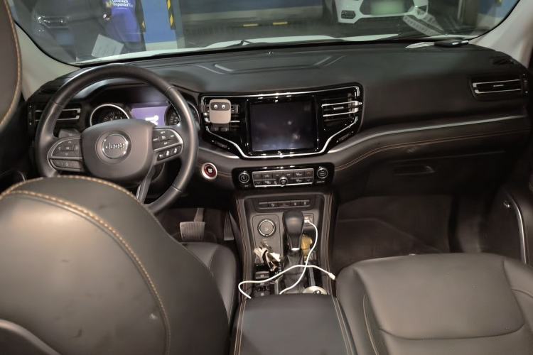 Used Jeep Grand Commander 2018 2.0T Four-Wheel Drive Smart Enjoyment Version China VI Center Console