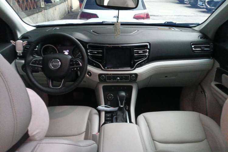 Used Jeep Grand Commander 2018 2.0T Four-Wheel Drive Smart Enjoyment Version China V Emission Standard Center Console