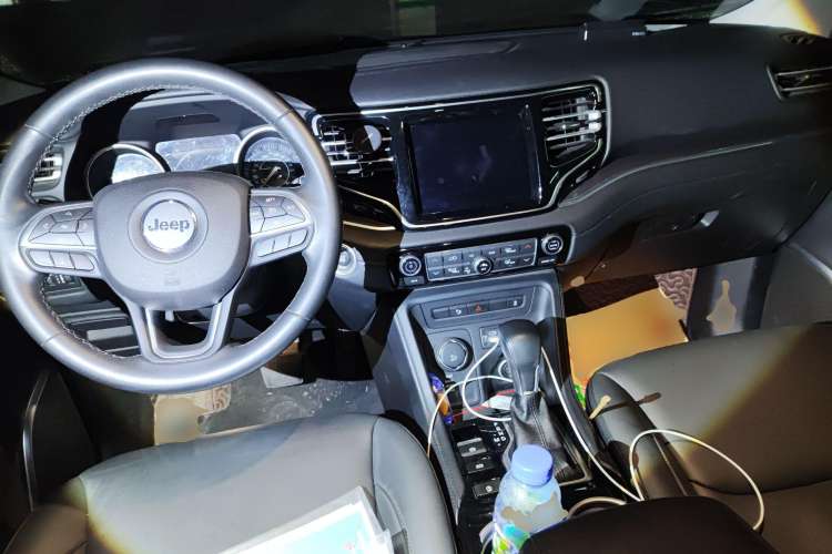 Used Jeep Grand Commander 2018 2.0T Four-Wheel Drive Enjoyment Edition China VI Center Console