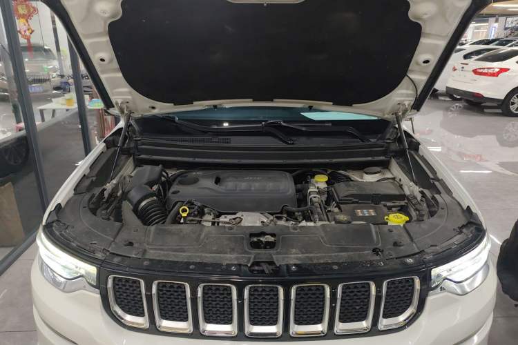 Used Jeep Grand Commander 2018 2.0T Four-Wheel Drive Smart Enjoyment Version China V Emission Standard Engine Bay