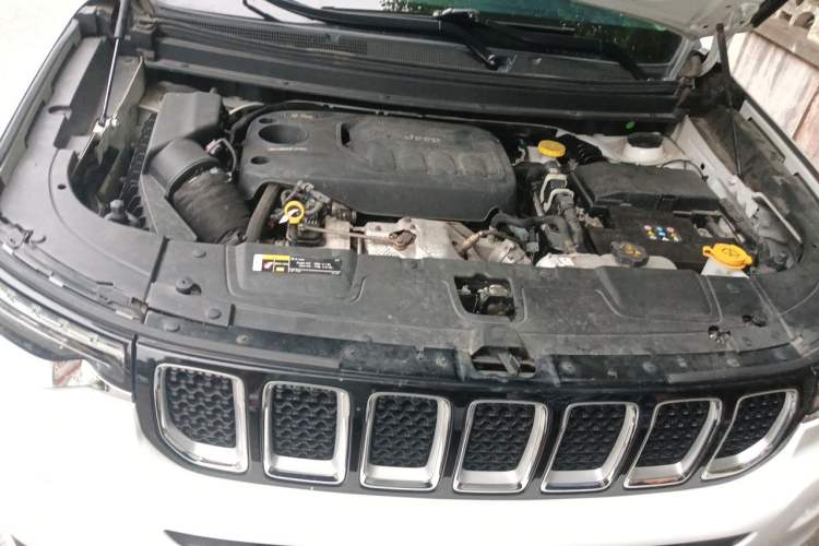 Used Jeep Grand Commander 2018 2.0T Four-Wheel Drive Smart Enjoyment Version China V Emission Standard Engine Bay