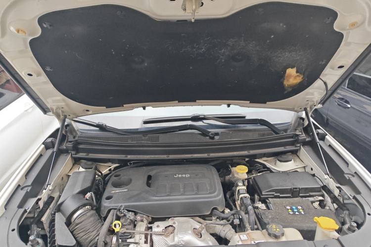 Used Jeep Grand Commander 2018 2.0T Four-Wheel Drive Smart Enjoyment Version China VI Engine Bay