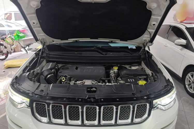 Used Jeep Grand Commander 2018 2.0T Four-Wheel Drive Smart Enjoyment Version China V Emission Standard Engine Bay