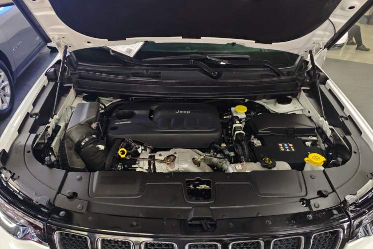 Used Jeep Grand Commander 2018 2.0T Four-Wheel Drive Enjoyment Edition China VI Engine Bay
