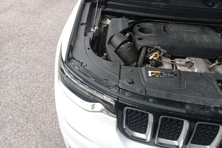 Used Jeep Grand Commander 2018 2.0T Four-Wheel Drive Smart Enjoyment Version China V Emission Standard Engine Bay Right