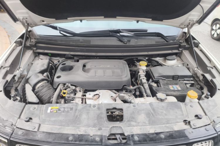 Used Jeep Grand Commander 2018 2.0T Four-Wheel Drive Smart Enjoyment Version China V Emission Standard Engine Bay