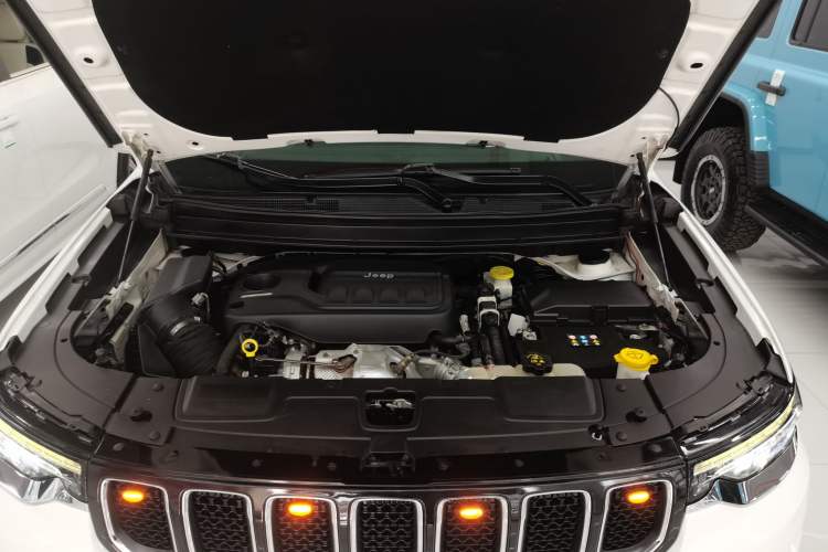 Used Jeep Grand Commander 2018 2.0T Four-Wheel Drive Enjoyment Edition China VI Engine Bay