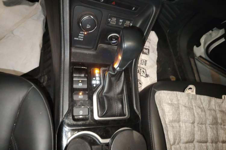 Used Jeep Grand Commander 2018 2.0T Four-Wheel Drive Enjoyment Edition China VI Gear Lever