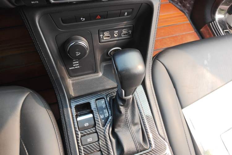 Used Jeep Grand Commander 2018 2.0T Four-Wheel Drive Enjoyment Version China V Gear Lever
