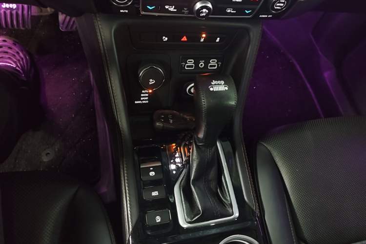 Used Jeep Grand Commander 2018 2.0T Four-Wheel Drive Smart Enjoyment Version China V Emission Standard Gear Lever