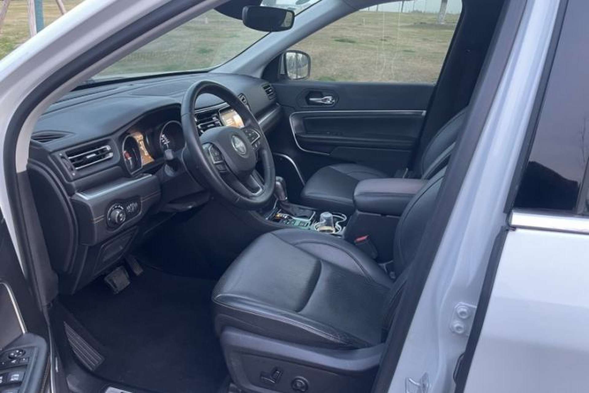 Used Jeep Grand Commander 2018 2.0T Four-Wheel Drive Smart Enjoyment Version China VI Interior 2