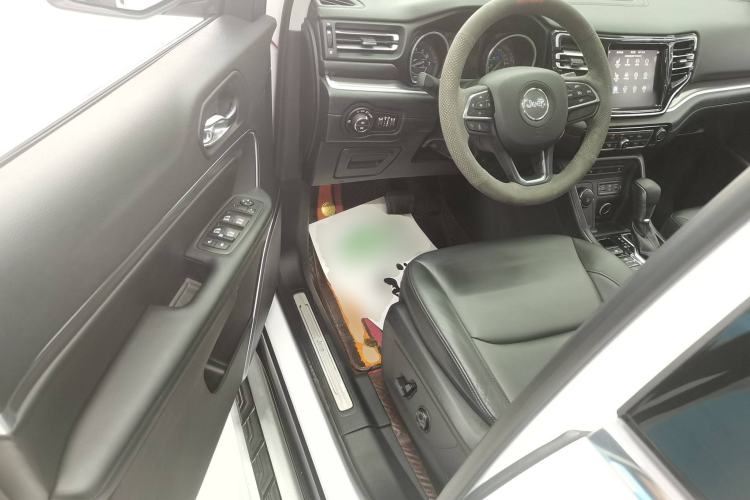 Used Jeep Grand Commander 2018 2.0T Four-Wheel Drive Enjoyment Edition China VI Interior 3