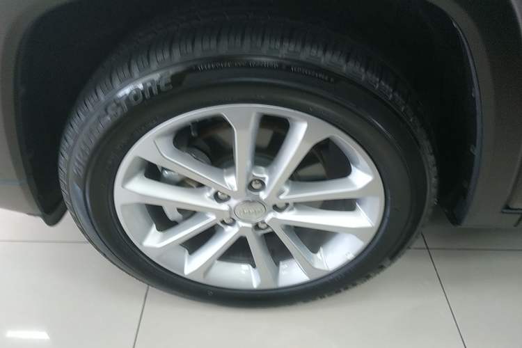 Used Jeep Grand Commander 2020 2.0T Two-Wheel Drive Elite Version Left Front Wheel Hub