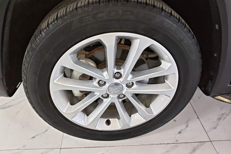 Used Jeep Grand Commander 2020 2.0T Two-Wheel Drive Leading Edition Left Front Wheel Hub
