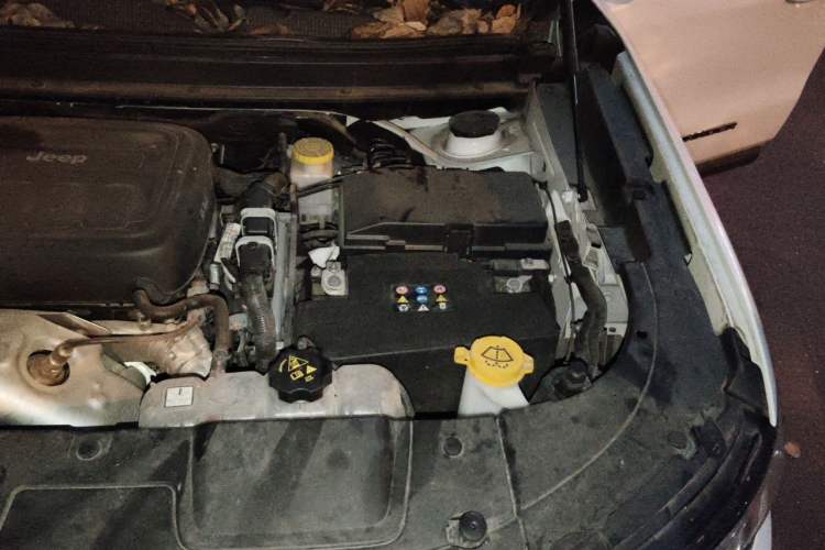 Used Jeep Grand Commander 2020 2.0T Two-Wheel Drive Elite Version Engine Bay Left