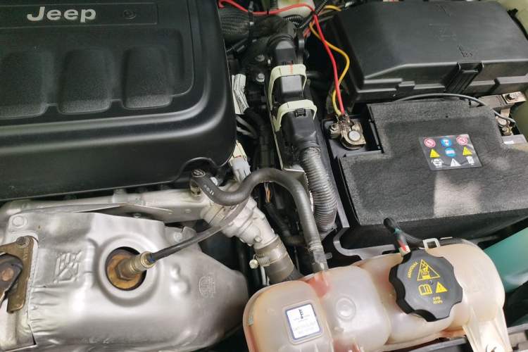 Used Jeep Grand Commander 2020 2.0T Two-Wheel Drive Leading Edition Engine Bay Left