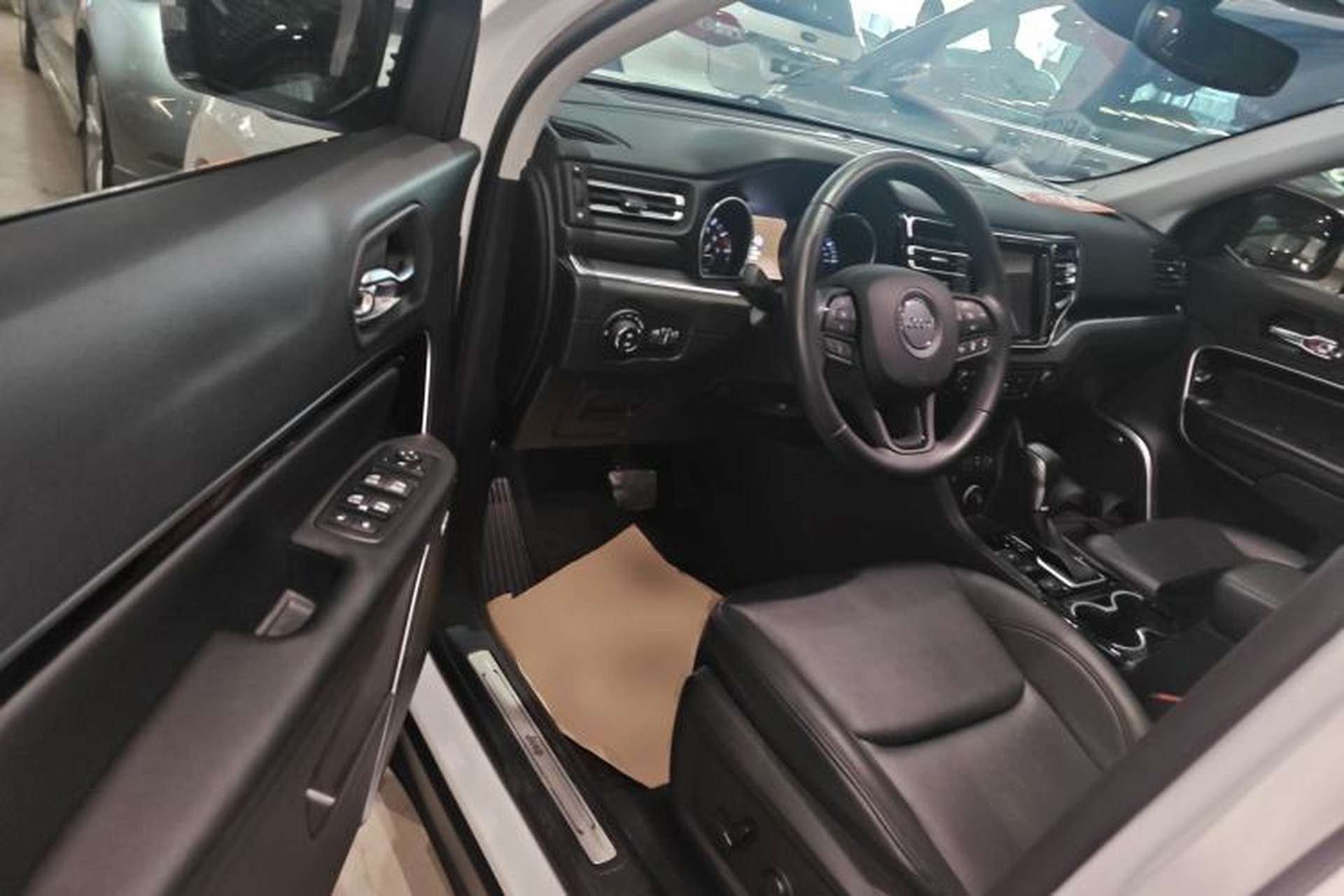 Used Jeep Grand Commander 2020 2.0T Four-Wheel Drive Night Eagle Edition Interior 3