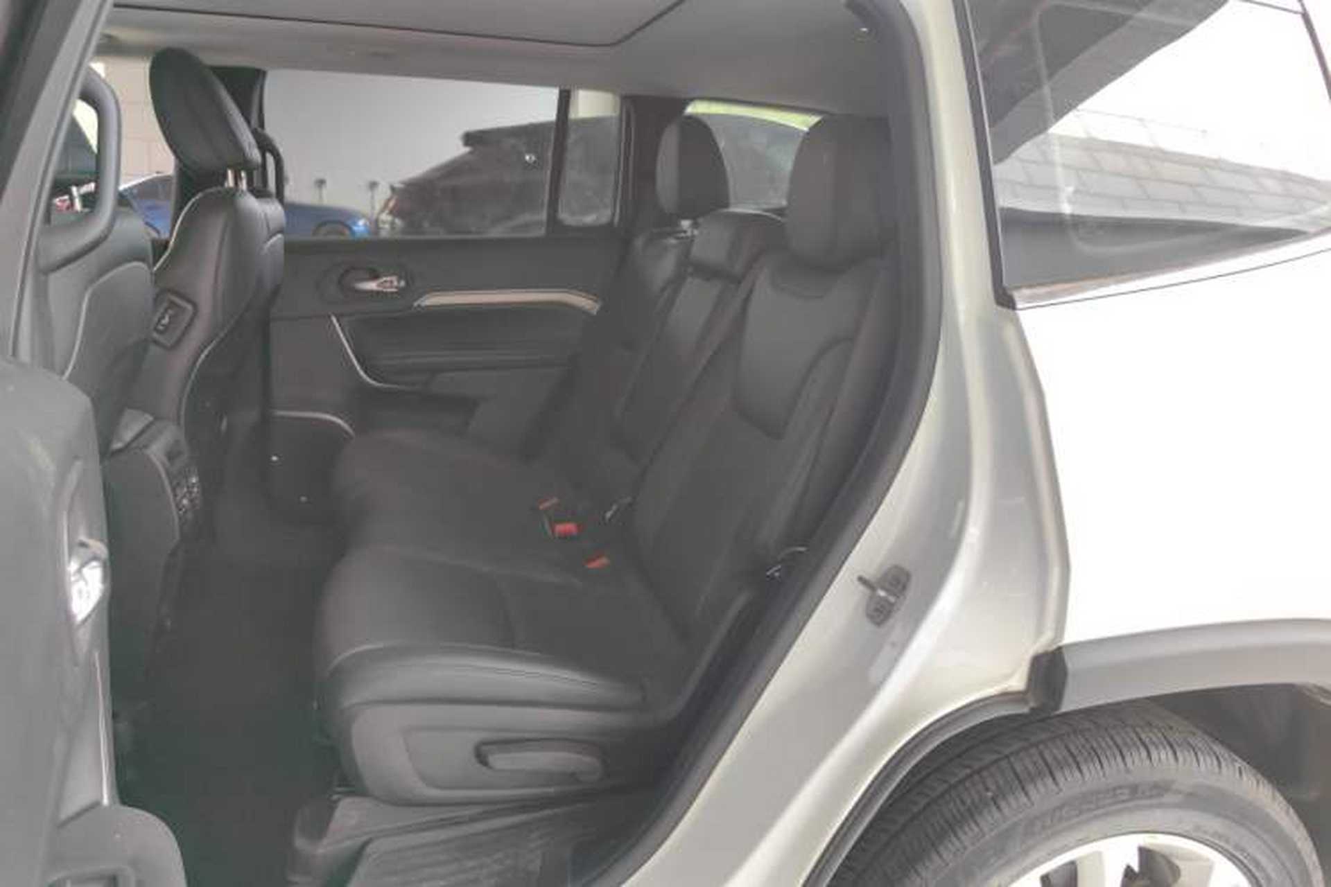 Used Jeep Grand Commander 2020 2.0T Two-Wheel Drive Leading Edition Left Rear Seat