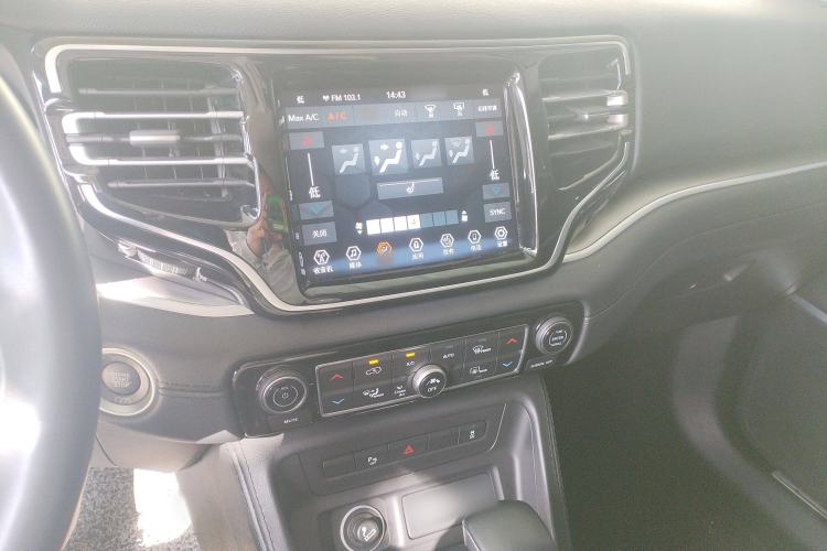 Used Jeep Grand Commander 2022 2.0T Two-Wheel Drive Luxury Version Audio And AC Panel