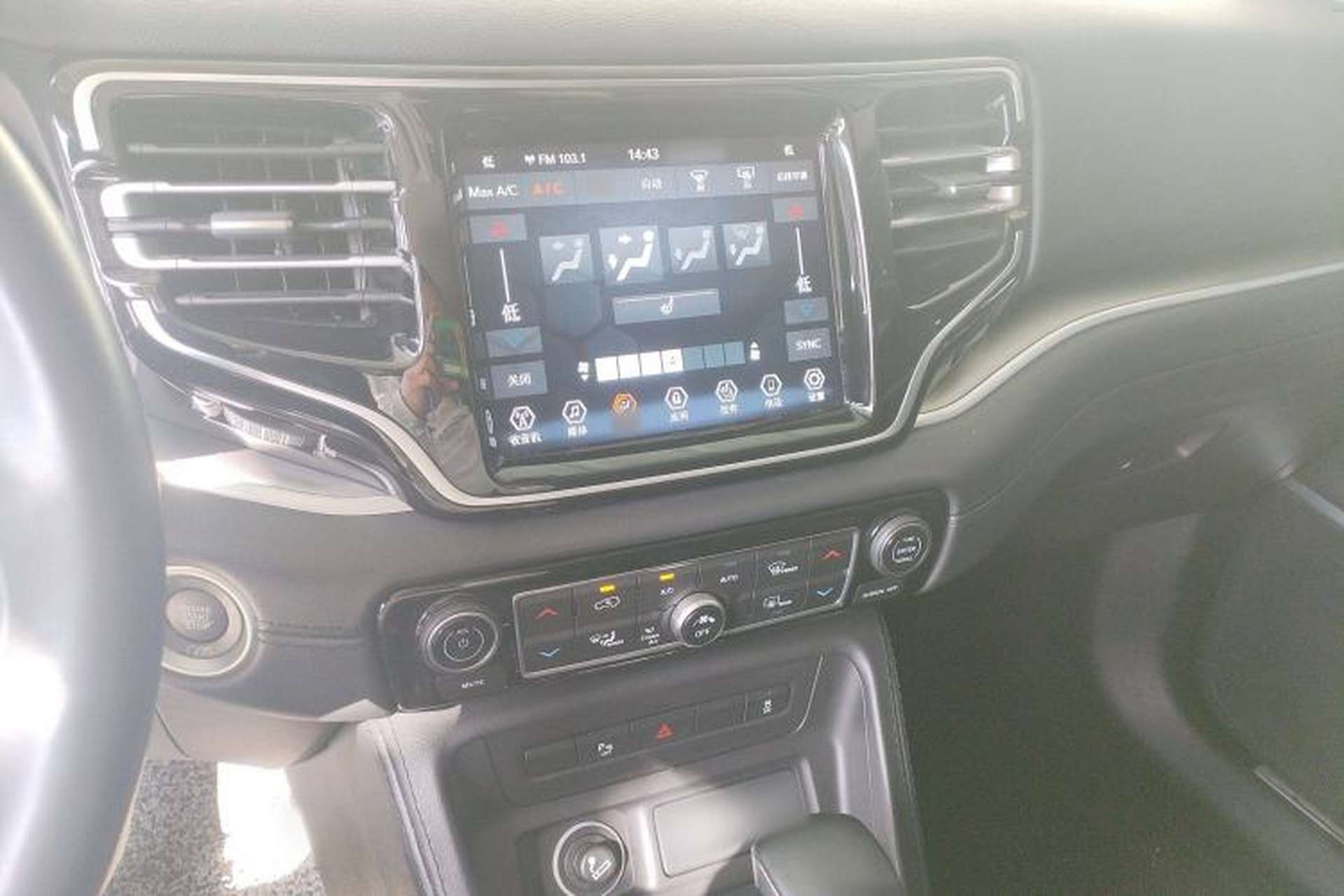 Used Jeep Grand Commander 2022 2.0T Two-Wheel Drive Luxury Version Audio And AC Panel